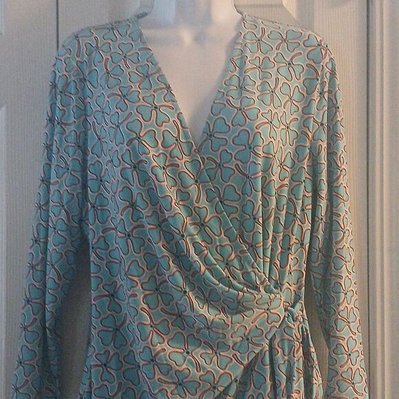 Anne Klein faux wrap blue clover print blouse top light siren blue  Sz L NWOT - Picture 3 of 9